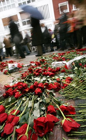 Rosas en Mondragn en recuerdo a Isaas Carrasco. (Foto: AFP)