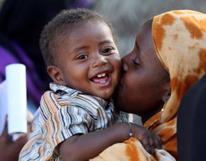 Uno de los nios tras encontrarse con su madre en el orfanato. (Foto: AFP)