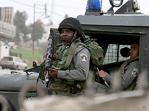 Soldados israeles montan guardia en un control en Hebrn (Cisjordania). (Foto: EFE)