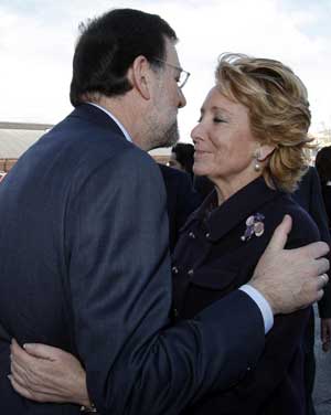 Rajoy saluda a Esperanza Aguirre en el acto de homenaje a las vctimas del 11M. (Foto: EFE)