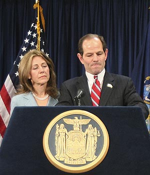 Eliot Spitzer, junto a su mujer, en la rueda de prensa que ofreció este lunes. (Foto: AP)