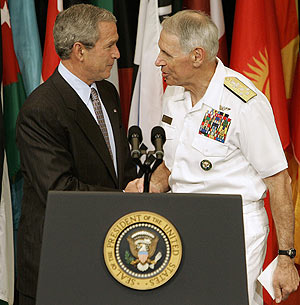 Fallon saluda a Bush durante un acto en Florida en mayo de 2007. (Foto: AP)