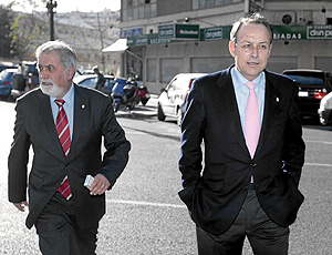 Agustn Morera, a la derecha, acompaado por el vicepresidente Rafael Salom antes de ser nombrado presidente del Valencia (Foto: BENITO PAJARES).