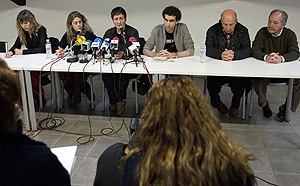 La alcaldesa de Arrasate, Inocencia Galparsoro (3i), junto a sus compaeros de corporacin de ANV, durante la rueda de prensa. (Foto: EFE)