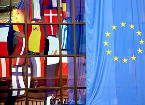 La bandera de la UE, junto a las de varios pases miembros, en Bruselas. (Foto: EFE)