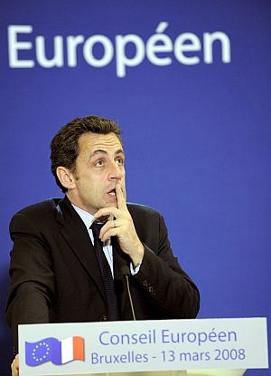 El presidente de Francia, Nicolas Sarkozy, habla a los periodistas al final del primer da de la Cumbre Europea. (Foto: EFE)
