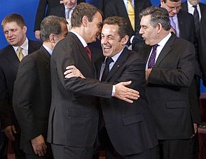 Sasrkozy y Zapatero bromean despus de hacerse la foto con los lderes europeos. (Foto: AFP)