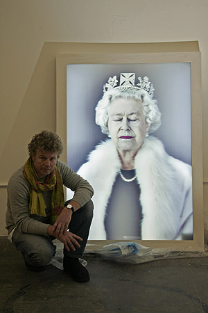 El artista Chris Levine, junto a una de las imgenes de la reina Isabel II. (Foto: AP)