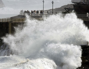 Una ola golpea la pennsula de La Magdalena, en Santander, durante el fuerte temporal que azot la cornisa cntabrica la semana pasada. (Foto: EFE)