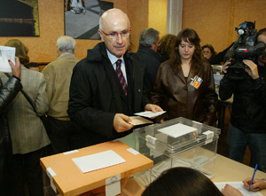 Duran Lleida, el da de las elecciones, depositndo su voto. (Foto: Antonio Moreno)