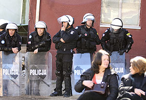 La Polica vigila el tribunal de distrito asaltado por los serbios en Mitrovica (Kosovo). (Foto: REUTERS)