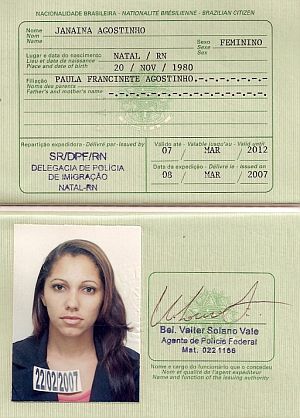 Imagen del pasaporte de la ciudadana brasilea Janaina Agostinho, de 27 aos, retenida en Barajas. (Foto: EFE)