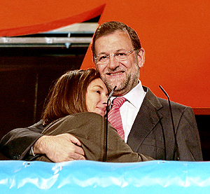 Rajoy, junto a su esposa el 9M. (Foto: Kike Para)