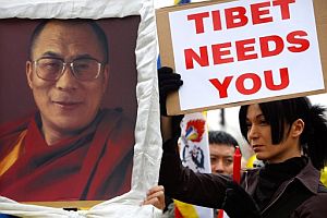 Una manifestante pide la ayuda del Dalai Lama. (Foto: AP)