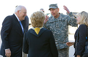 Dick Cheney, su esposa, Lynn, y su hija Liz son recibidos en Bagdad por el general estadounidense David Patraeus. (Foto: AFP)
