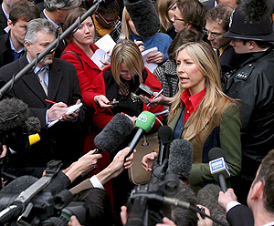 Heather Mills habla con los medios de comunicacin a su salida del Tribunal Superior de Justicia de Londres. (Foto: EFE)