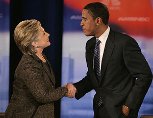 Clinton y Obama, antes de un debate en Cleveland a finales de febrero. (Foto: AP)