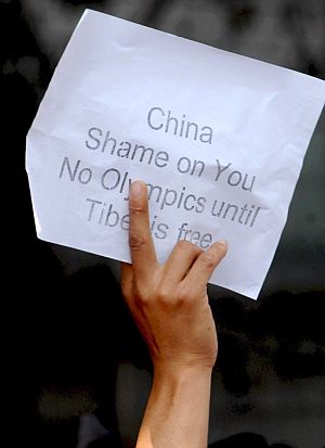 Un manifestante tibetano sostiene un panfleto contra China en el que se puede leer: "China, deberas avergonzarte. No habr Juegos Olmpicos hasta que El Tbet sea libre". (Foto: EFE)