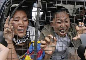 Dos mujeres tibetanas detenidas en Katmand, la capital de Nepal. (Foto: AP)