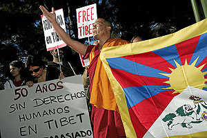 Manifestacion a favor del Tibet frente a la embajada de China en Madrid (Foto: DIEGO SINOVA)
