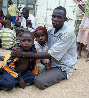 Un padre tras encontrarse con sus hijos, del caso del Arca de Zo. (AFP)