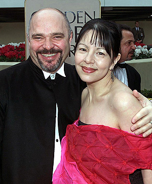 Anthony Minghella, junto a su esposa, en los Globos de Oro de 1996. (Foto: AFP)