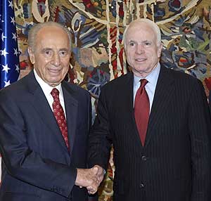 John McCain, saluda al presidente de Israel, Simon Peres. (Foto: AP)