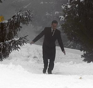 Sarkozy camina, con dificultades, por la nieve. (Foto: AFP)