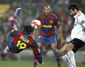 Messi (i), intenta una chilena ante Albiol en el encuentro de ida. (Foto: EFE)