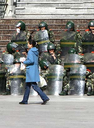 La polica china vigila en las calles de la ciudad de Kangding. (Foto: REUTERS)