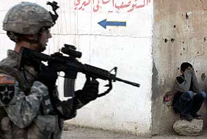 Un nio se esconde en presencia de un soldado estadounidense en la ciudad de Baqouba. (Foto: AP)
