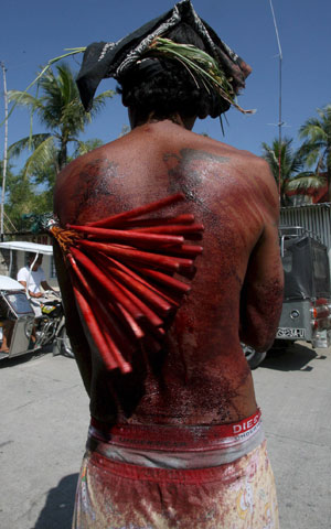 Un flagelante se castiga con motivo de la Semana Santa en un municipio de Filipinas. (Foto: EFE)