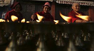 Tibetanos encienden velas en protesta por la ocupacin china en Katmand. (Foto: AP)