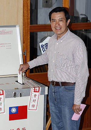 El candidato del opositor Partido Kuomintang (KMT), Ma Ying-jeou, en el momento de votar. (Foto: REUTERS)