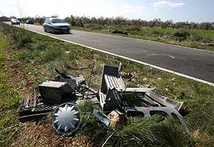 Los tres ocupantes de un turismo fallecieron en este accidente el jueves en Ulldecona (Tarragona), el jueves. (Foto: EFE)