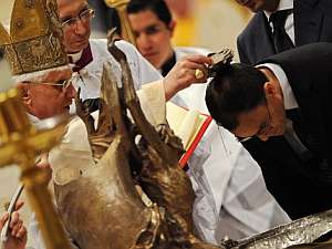 El Papa bautiza a Magdi Allam. (Foto: AFP)