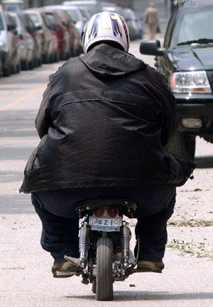 Un hombre obeso pasea en moto por las calles de Atenas. (Foto: AP)