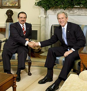 El rey de Bahrein saluda al presidente de EEUU en el Despacho Oval. (Foto: EFE)