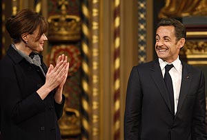 Carla Bruni aplaude a su marido tras el discurso ante el Parlamento. (Foto: REUTERS)