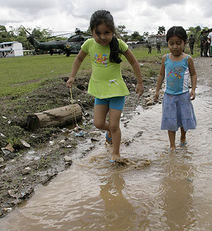 Unos nios ecuatorianos juegan en un pueblo de Ecuador. (Foto: REUTERS)