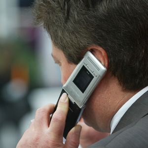 Un ciudadano habla por su telfono mvil. (Foto: Antonio Moreno)