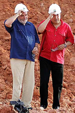 Lula y Chvez, visitando unas obras. (Foto: AFP)