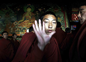 Un monje tibetano intenta bloquear la cmara de un periodista. (Foto: AP)