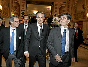 Zapatero, acompaado por su jefe de gabinete, Jos Enrique Serrano(d). (Foto: Carlos Barajas)