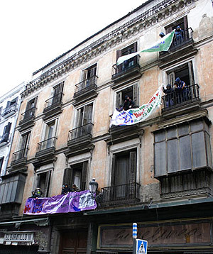 Varios jvenes se asoman al edificio 'okupado' en la calle Atocha. (Foto: La Haine)