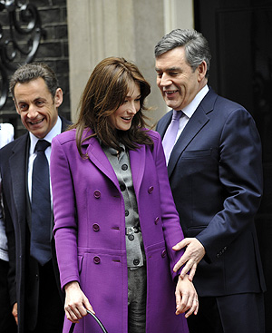 Gordon Brown coge del brazo a carla Bruni en presencia de Nicolas Sarkozy. (Foto: AFP)