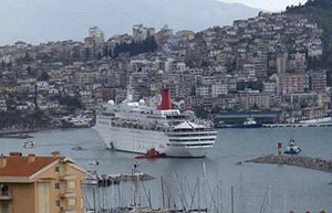 El barco del crucero que ha encallado en la costa Egea de Turqua. (Foto: EFE)