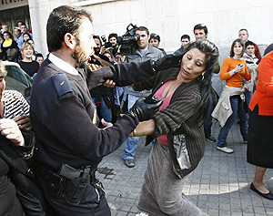 Imagen de los altercados en la Audiencia Provincial de Huelva. (Foto: EFE)