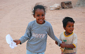 Dos hermanas juegan con una careta en el campo de refugiados saharauis de El Ain. (EFE)