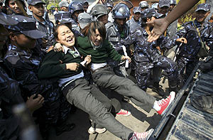 Dos adolescentes forcejean con la polica ante la sede de la Onu. (Foto: AP)